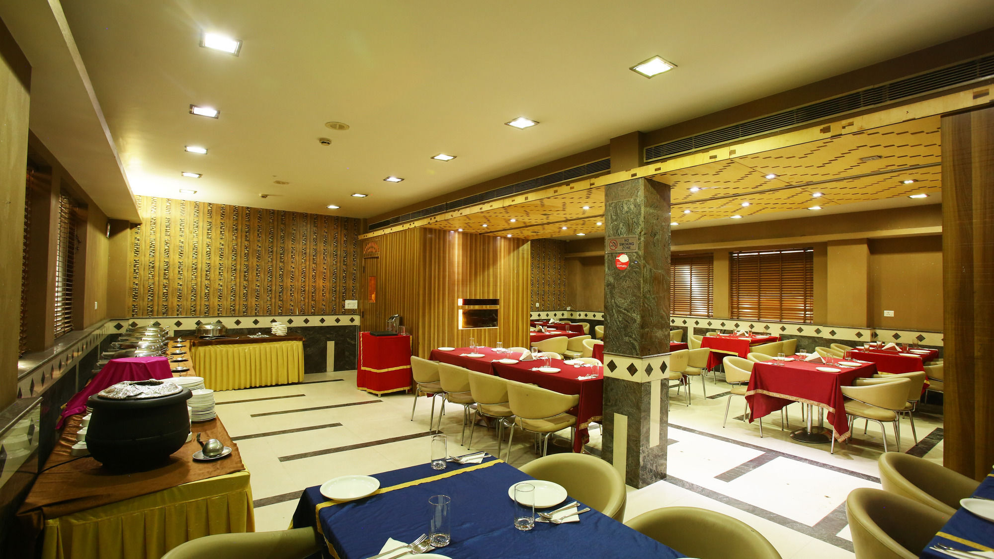 Emblem Hotel Sector 14 Gurgáon Kültér fotó